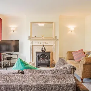 2 Bed House W/ Garden And Free Parking! Holiday home